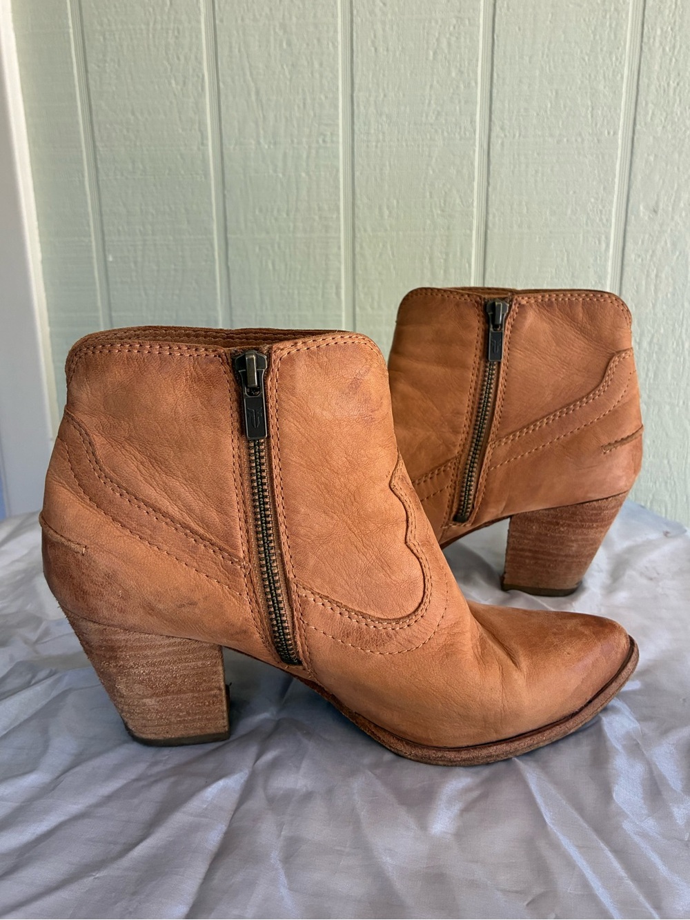 Frye Women’s Leather Ankle Booties in Tan Side Zipper Stacked Heel Size 7